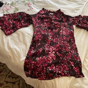 Dress with open shoulders